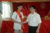 镇书记与詹永忠握手致贺.JPG