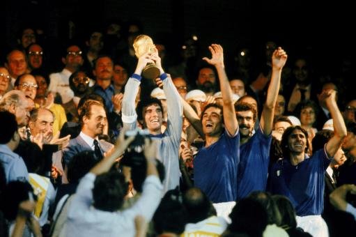 12.82年意大利队高举奖杯.jpg